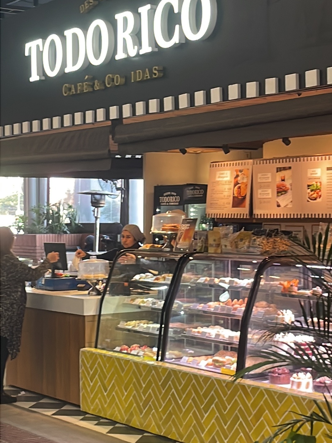 Todo Rico Café y Comidas. Shopping Multiplaza