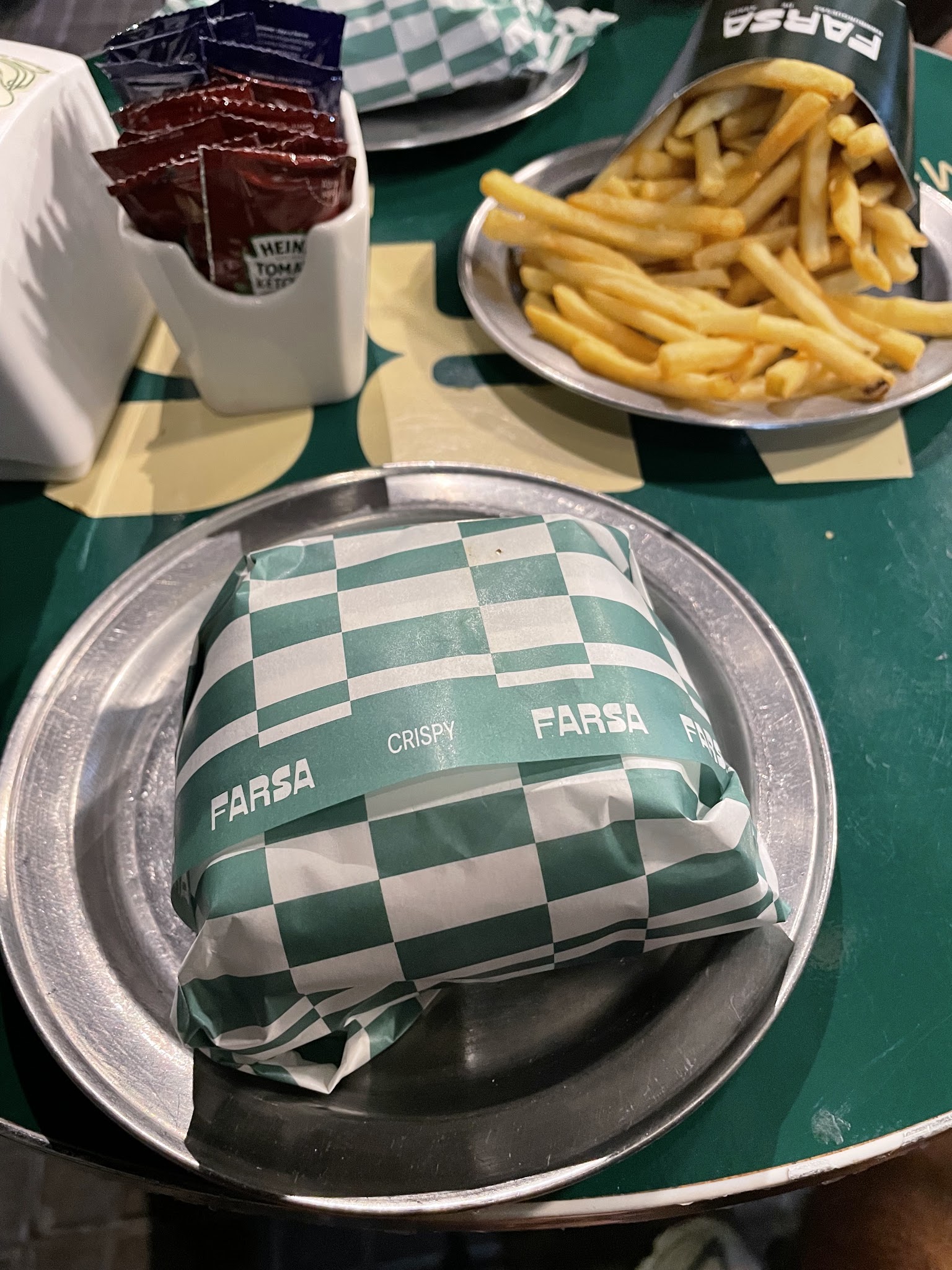 Farsa Burgers