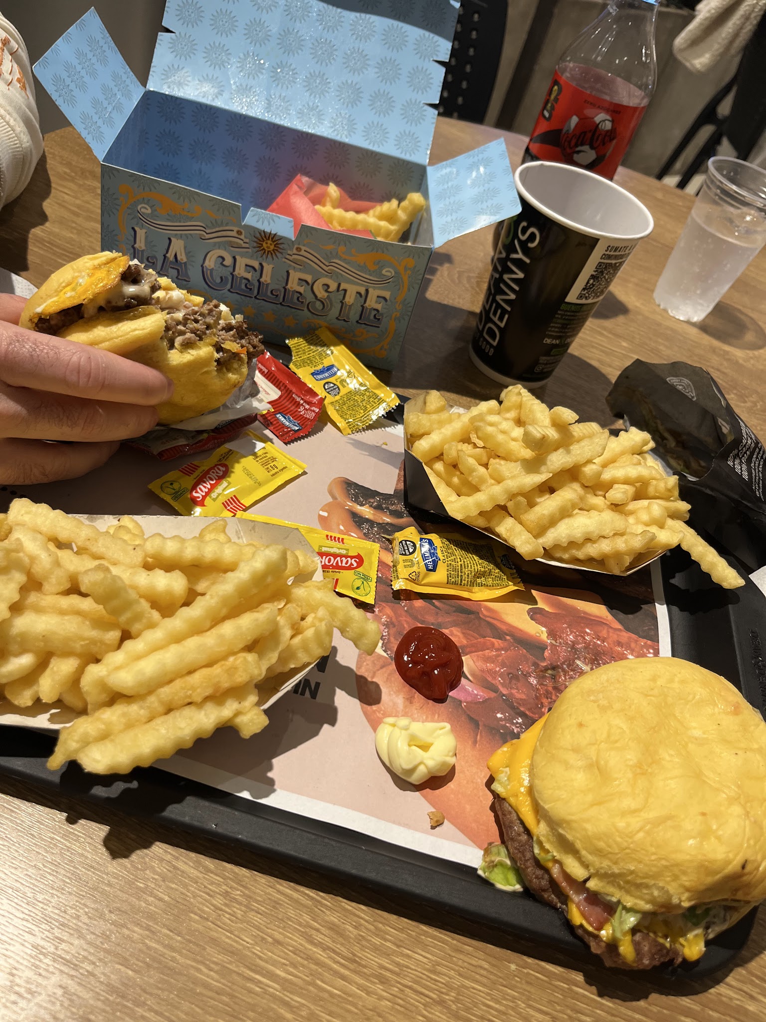 Dean & Dennys · Av. Luis Alberto de Herrera
