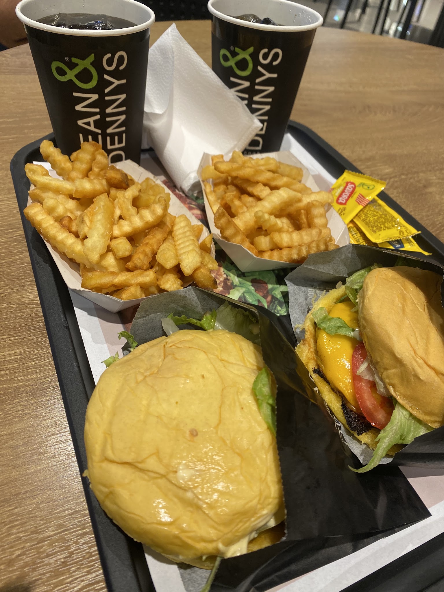 Dean & Dennys · Av. Luis Alberto de Herrera