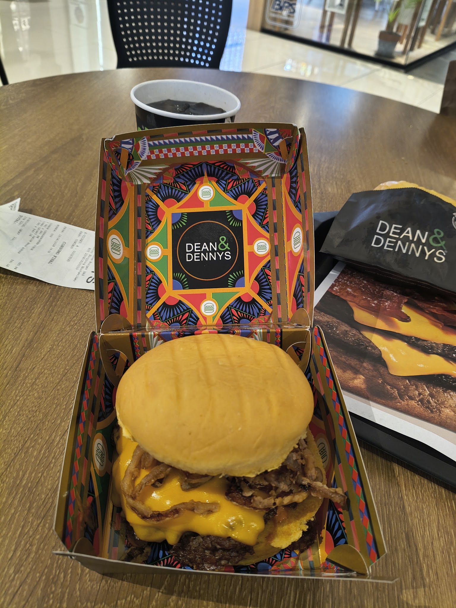 Dean & Dennys · Av. Luis Alberto de Herrera