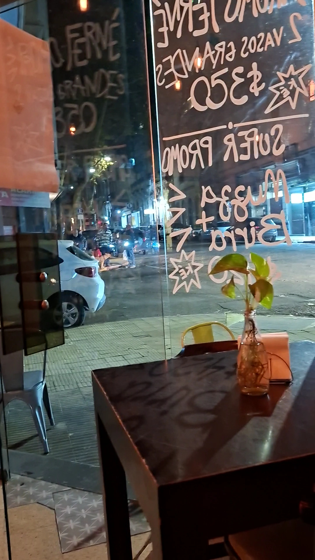La Luna bajo agua Bar & Café