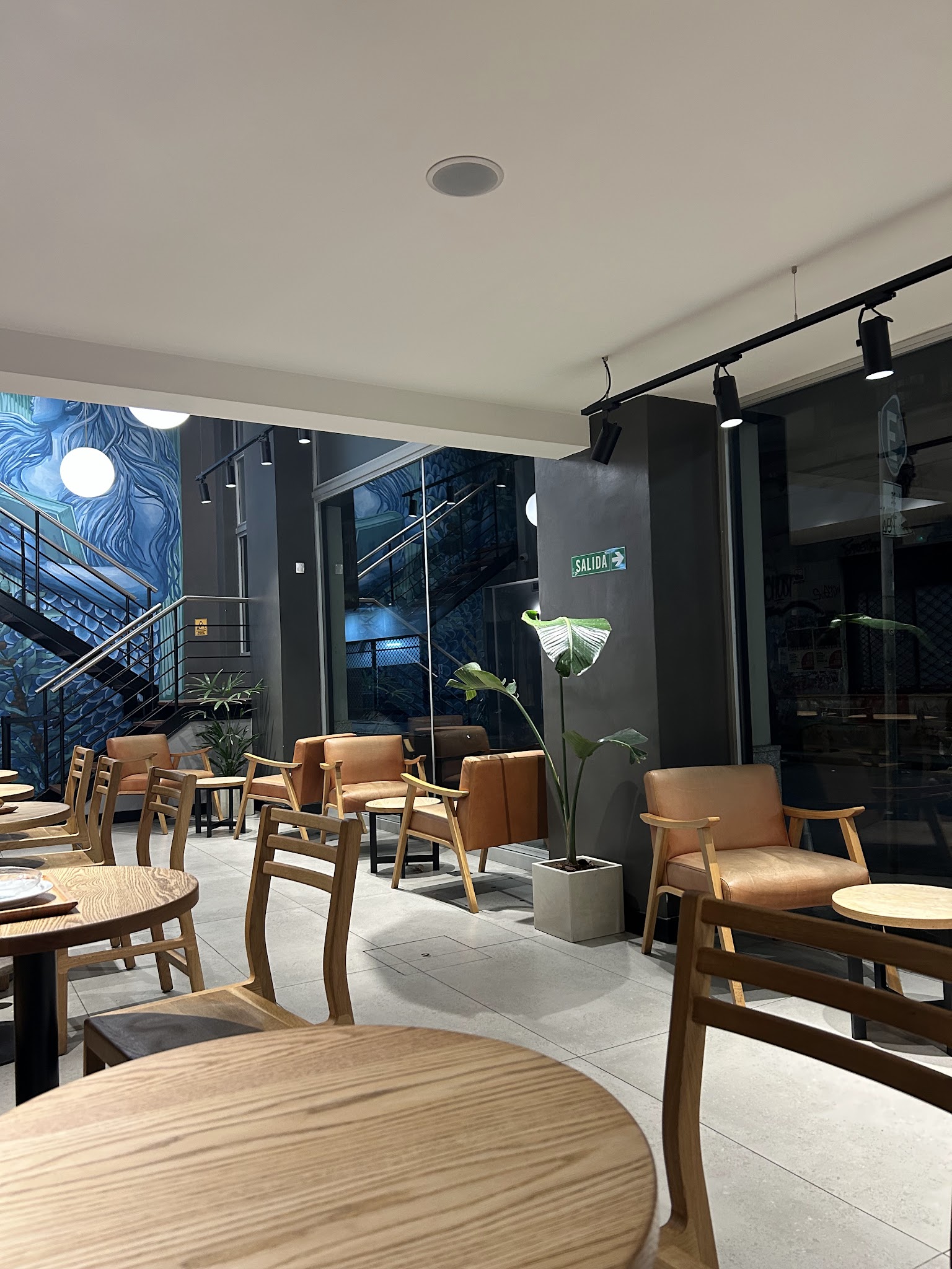 Starbucks · Av. 18 de Julio