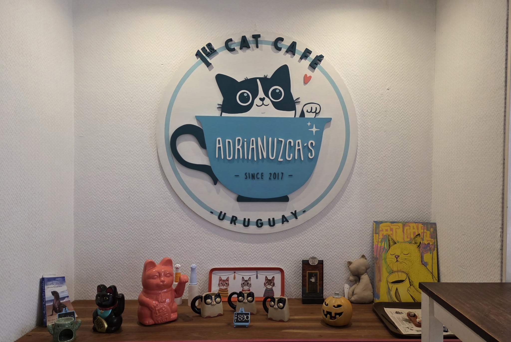 ADRIANUZCA'S CAT CAFÉ ☕🐈