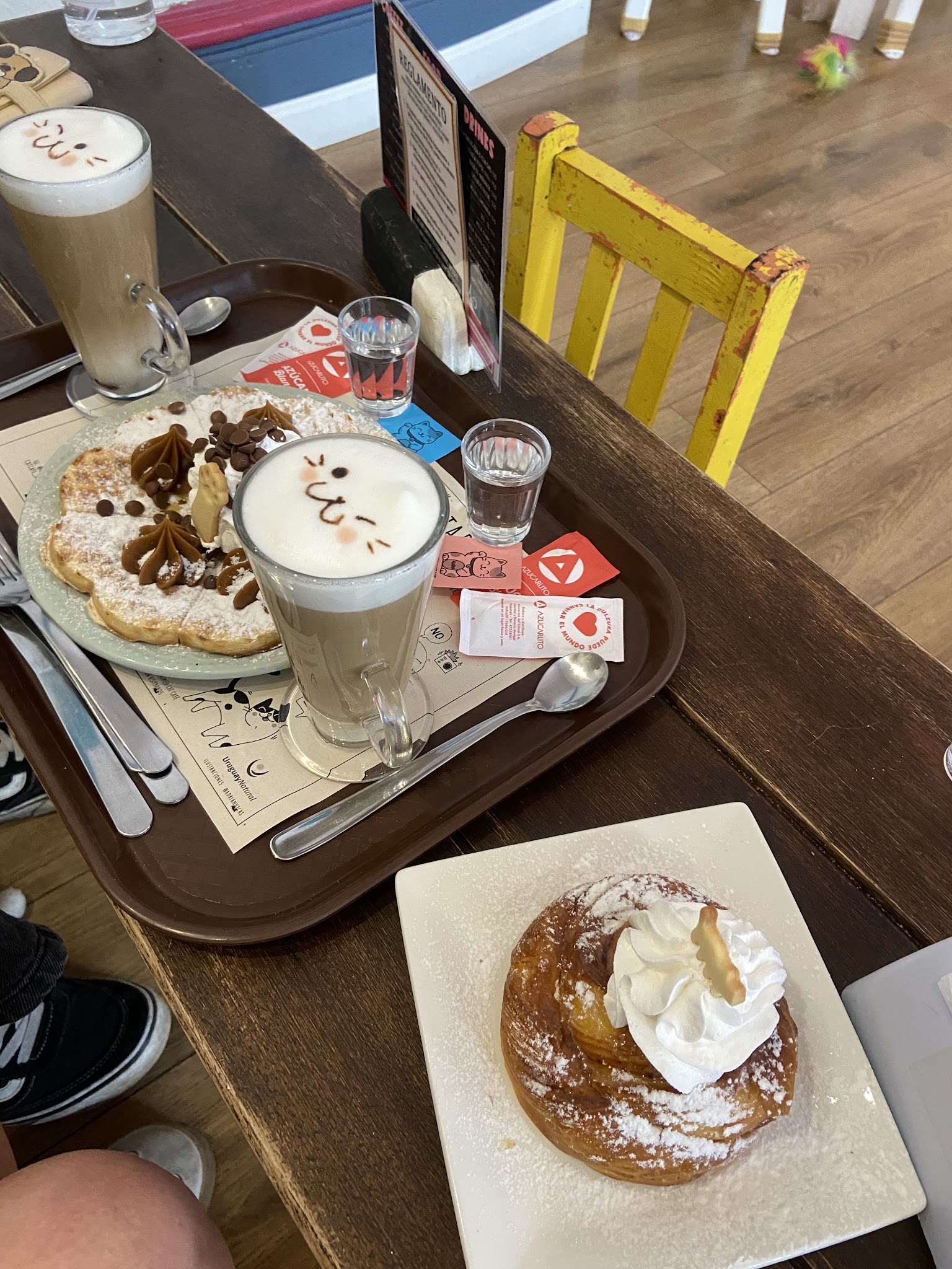 ADRIANUZCA'S CAT CAFÉ ☕🐈