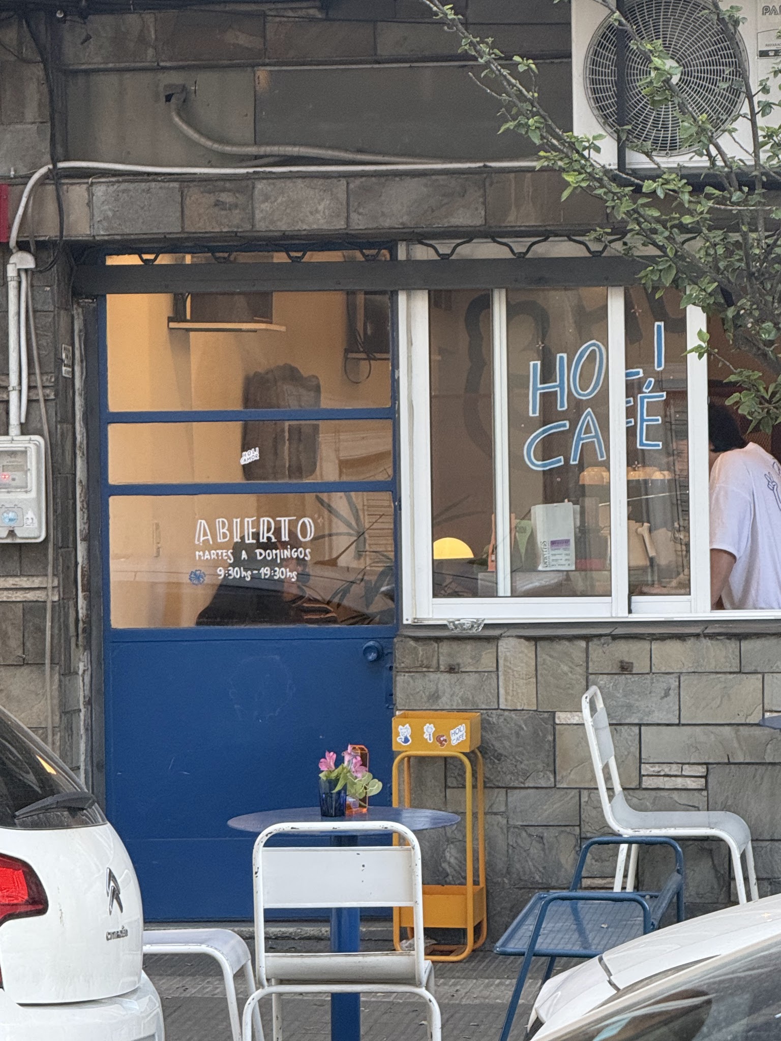 Holi café
