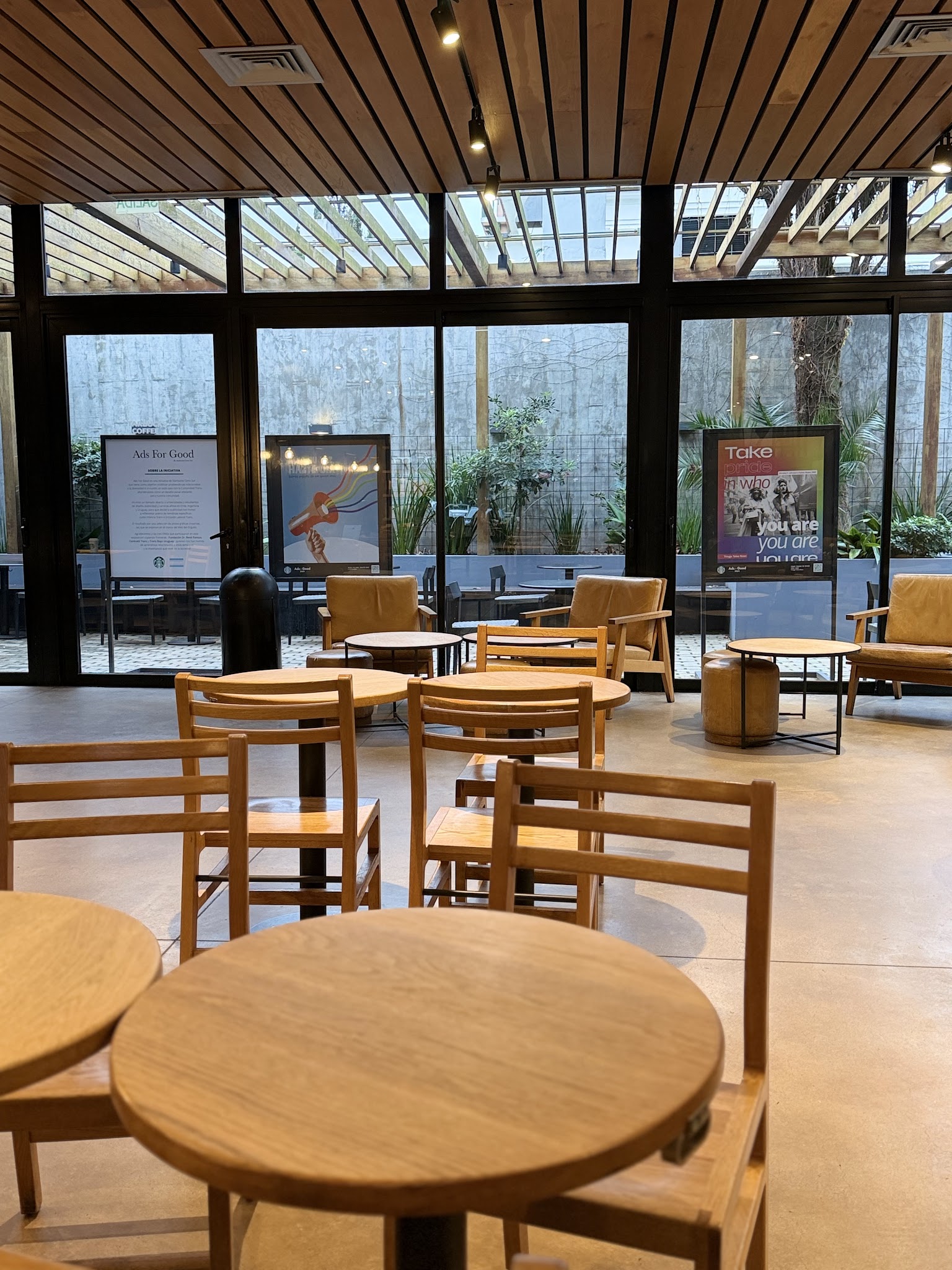 Starbucks · Av. Alfredo Arocena