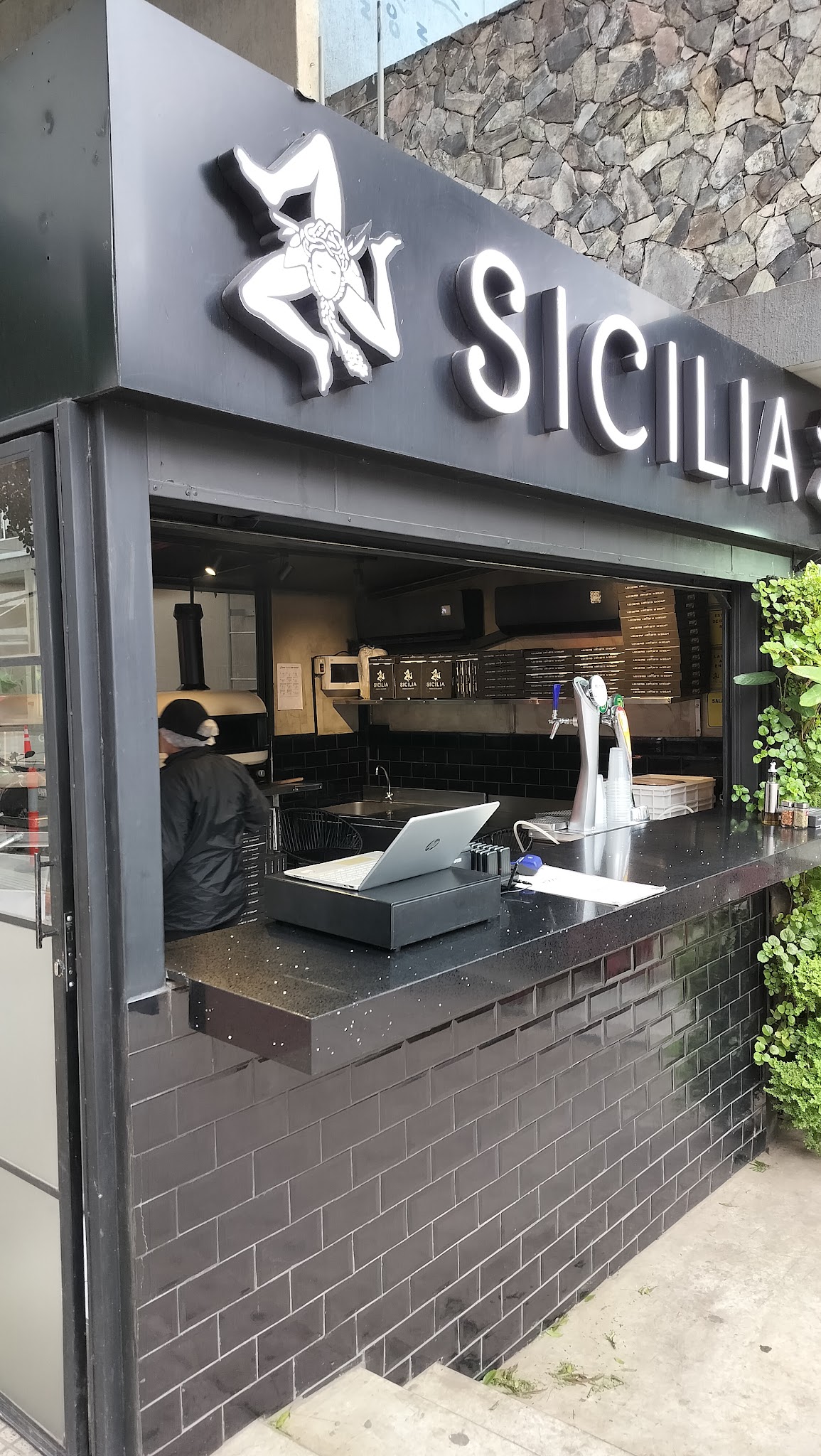 Sicilia Pizzas & Calzones - Plaza Mariscal