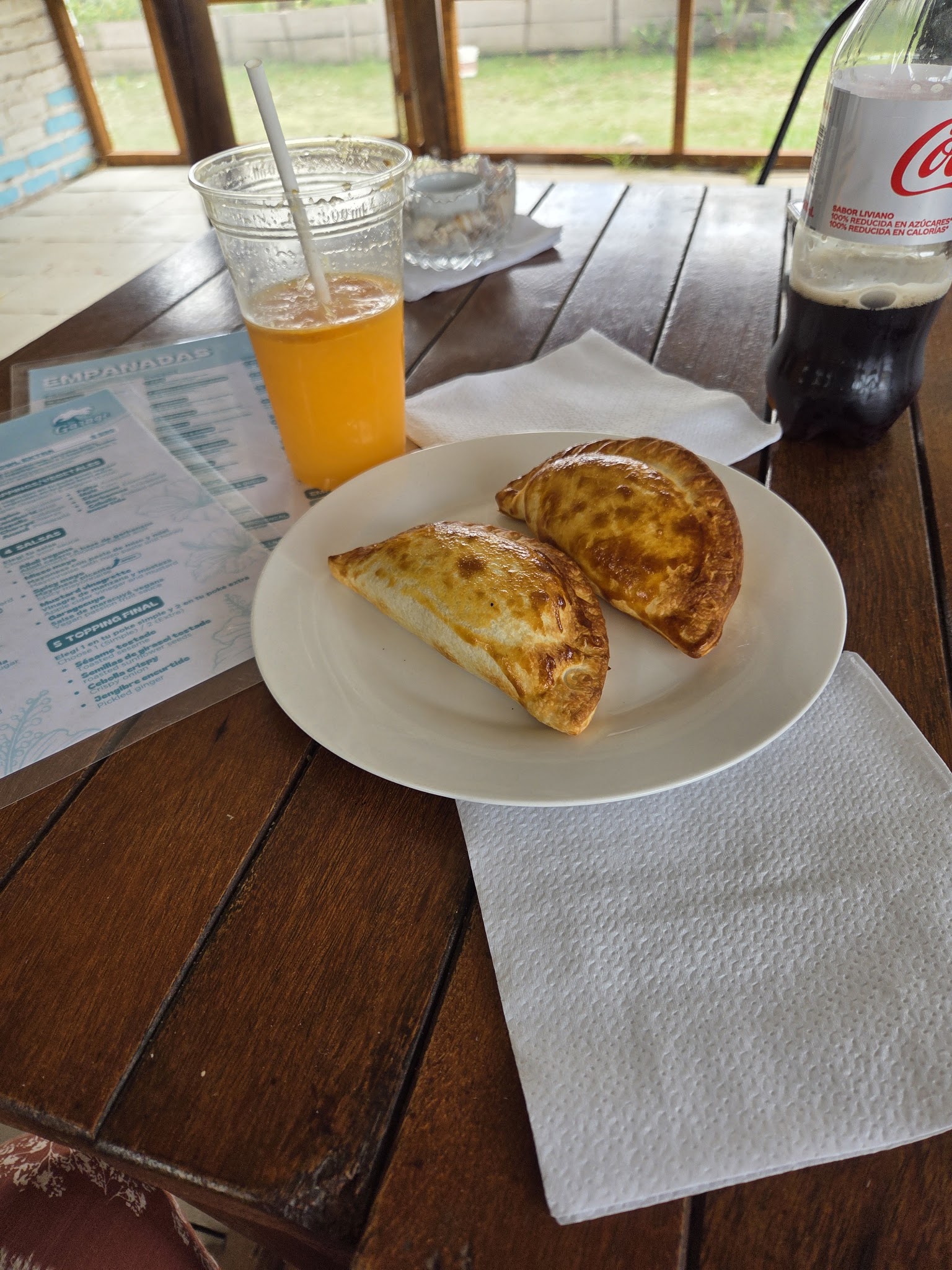 El Garage Empanadas y Pokes