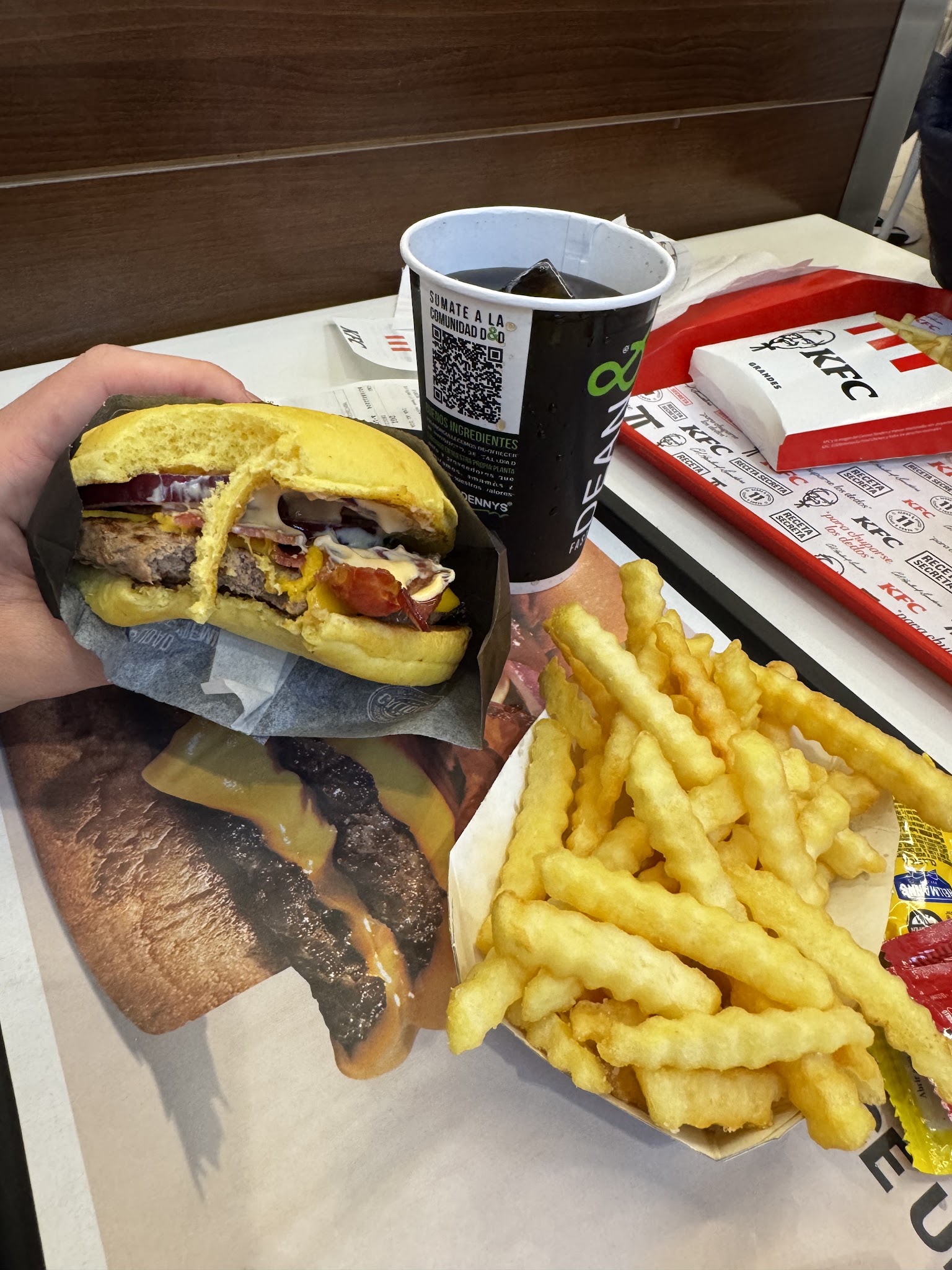 Dean & Dennys · Av. Luis Alberto de Herrera
