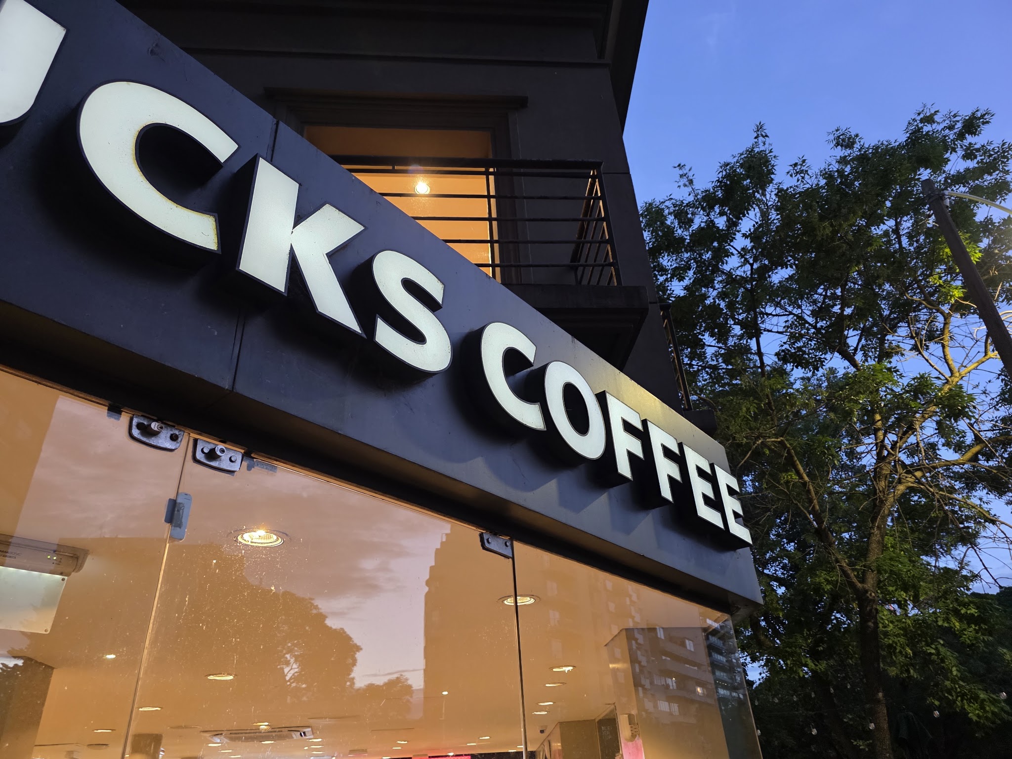 Starbucks · José Ellauri