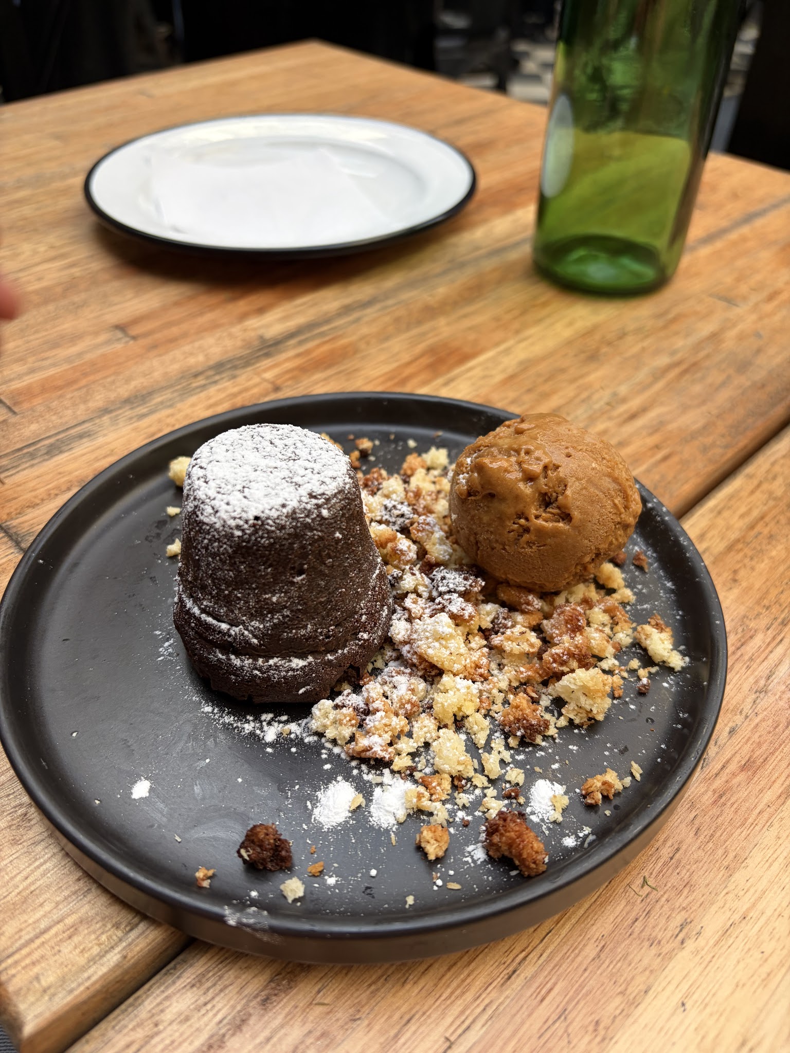 Dilema Café & Restobar · Tomás Diago