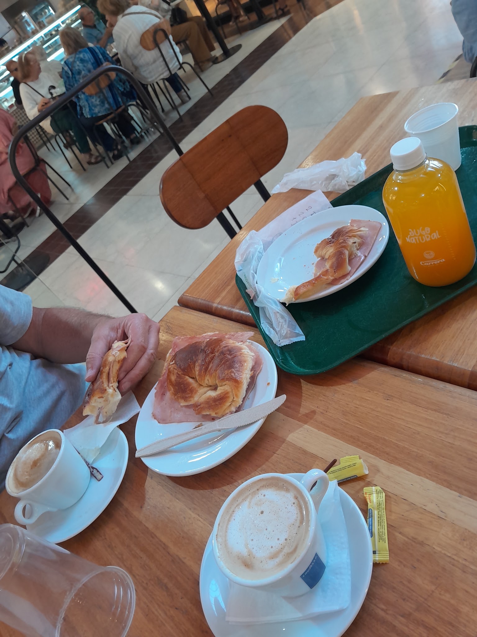 Confitería Carrera · Av. Luis Alberto de Herrera